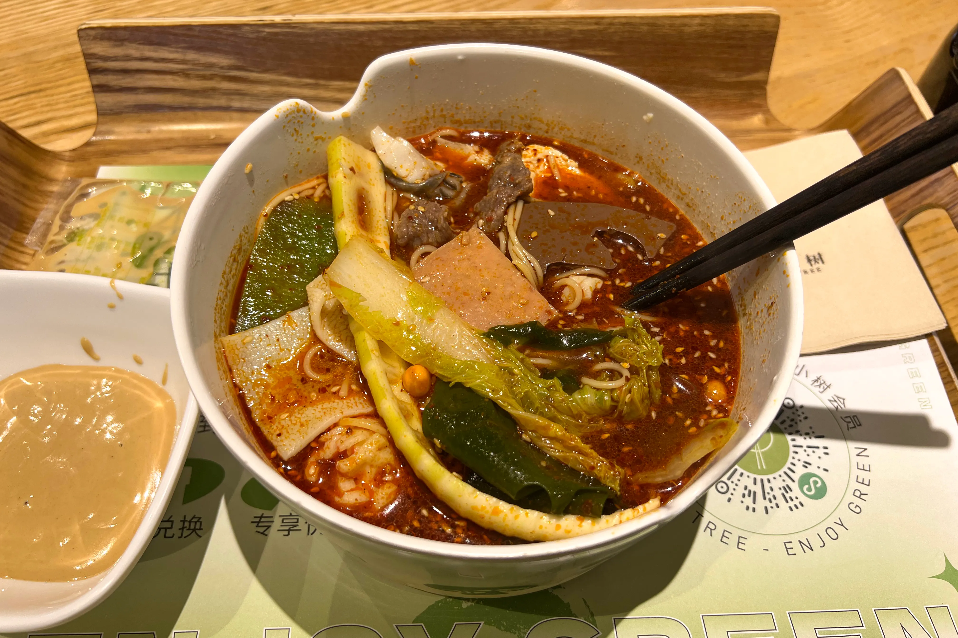 麺・野菜・豆腐がたっぷり入った赤い麻辣スープの麻辣湯を真上から撮影