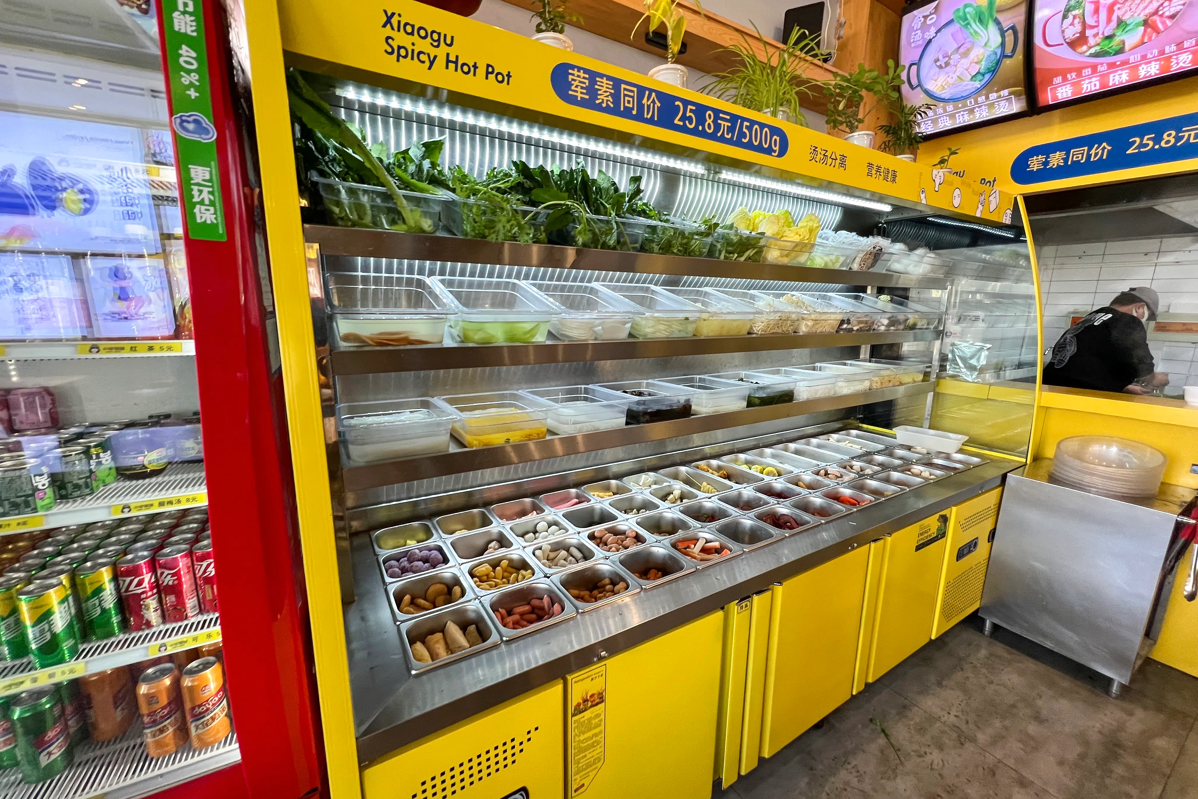 串や新鮮な野菜が並び、好きに選べる麻辣湯の具材カウンター