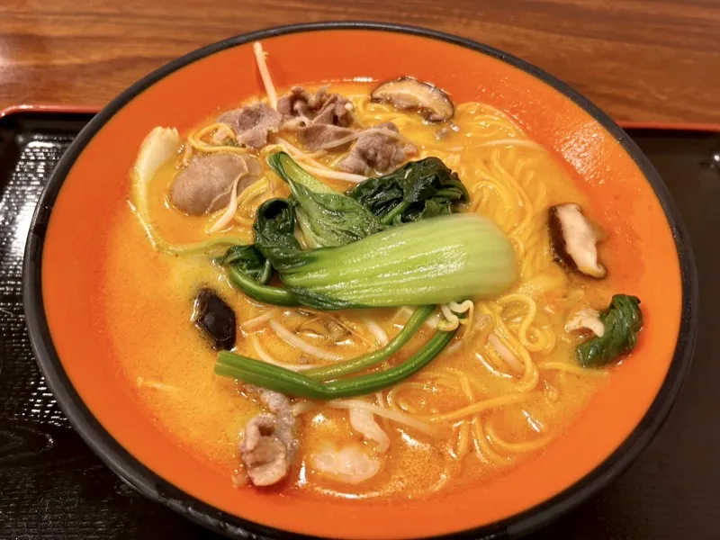選んだ具材をたっぷり盛り込んだ完成した麻辣湯のボウル