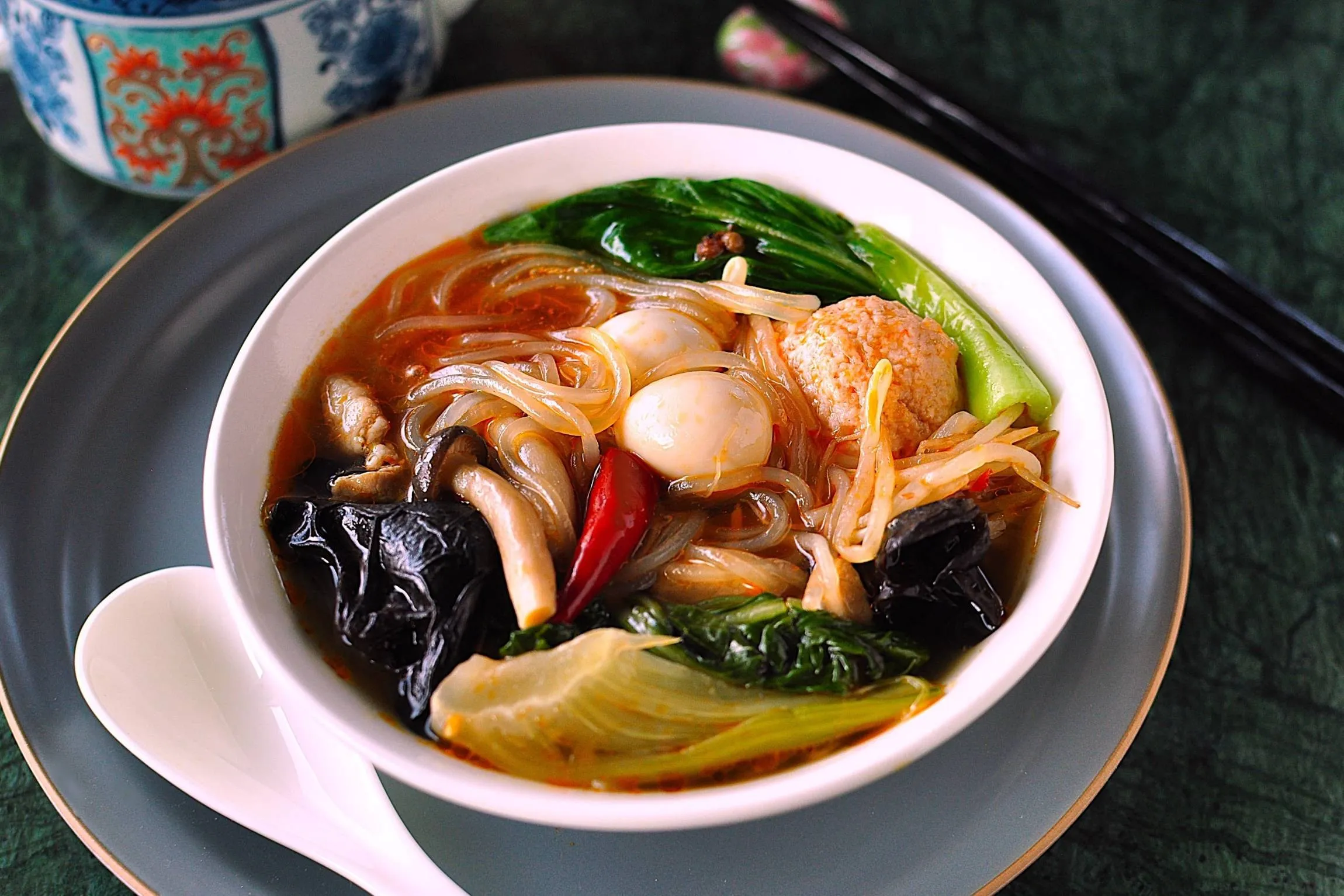 麺・野菜・辛いスープが入った、手作り麻辣湯の完成した一杯